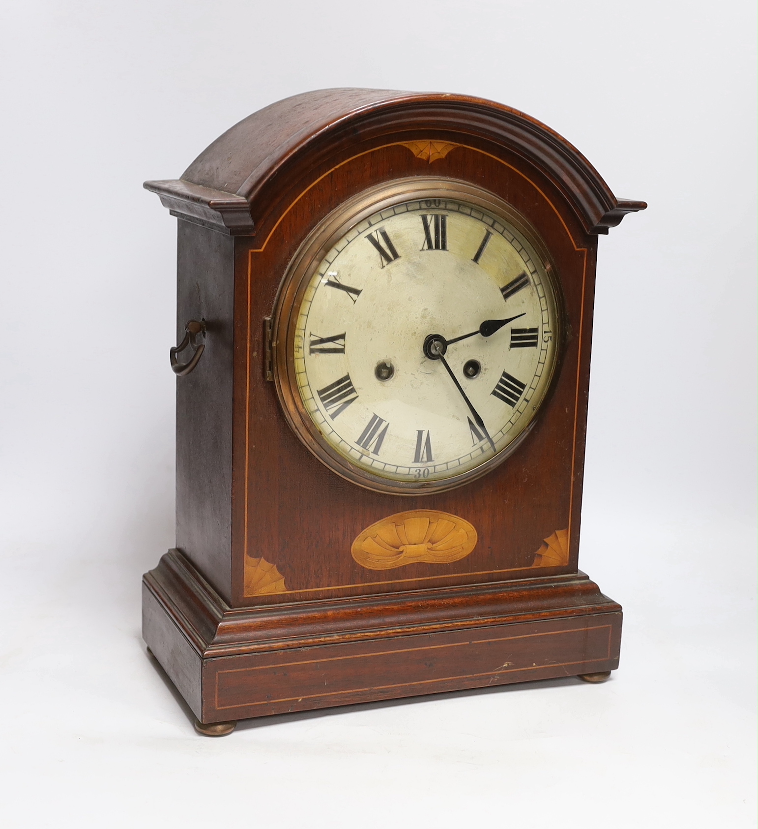 An inlaid Edwardian mahogany mantel clock, 38cm high (with two keys)